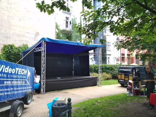 Stage, zastřešení 6x5m + pódium 6x4m.